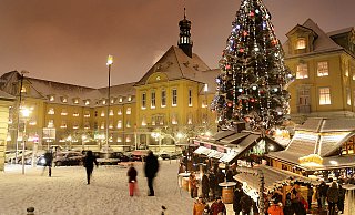 So ähnlich könnte es aussehen, wenn zum Weihnachtsmarkt der große Weihnachtsbaum der "Ravensberger Himmelspforte" tatsächlich vom Alten Markt auf den Rathausplatz umziehen würde. - Frank-Michael Kiel-Steinkamp So ähnlich könnte es aussehen, wenn zum Weihnachtsmarkt der große Weihnachtsbaum der "Ravensberger Himmelspforte" tatsächlich vom Alten Markt auf den Rathausplatz umziehen würde. - Frank-Michael Kiel-Steinkamp