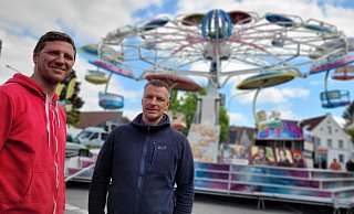 Heinz Deinert (links) und Marlon Klaasen betreiben die Fahrgeschäfte Twister und Jump Street. Beide kommen immern gern zum Frühlingsfest nach Bünde. - Florian Weyand Heinz Deinert (links) und Marlon Klaasen betreiben die Fahrgeschäfte Twister und Jump Street. Beide kommen immern gern zum Frühlingsfest nach Bünde. - Florian Weyand
