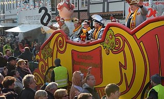 Jecken unterwegs: So wie hier beim Karnevalsumzug in Rietberg 2015 werden auch in diesem Jahr Tausende zu den Rosenmontagsumzügen im Kreis Gütersloh erwartet. - Raimund Vornbäumen Jecken unterwegs: So wie hier beim Karnevalsumzug in Rietberg 2015 werden auch in diesem Jahr Tausende zu den Rosenmontagsumzügen im Kreis Gütersloh erwartet. - Raimund Vornbäumen
