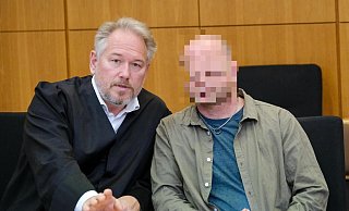 Vor dem Geständnis sitzen der ehemalige Jugenddiakon (r.) und sein Strafverteidiger Carsten Ernst (l.) auf der Anklagebank. - Andreas Zobe Vor dem Geständnis sitzen der ehemalige Jugenddiakon (r.) und sein Strafverteidiger Carsten Ernst (l.) auf der Anklagebank. - Andreas Zobe