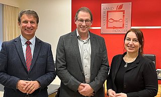 Landrat Michael Stickeln (l.) und Kreisdirektorin Manuela Kupsch wünschen dem neuen Leiter des Jugendamtes, Karsten Oeynhausen, viel Erfolg für sein neues Amt. - Kreis Höxter Landrat Michael Stickeln (l.) und Kreisdirektorin Manuela Kupsch wünschen dem neuen Leiter des Jugendamtes, Karsten Oeynhausen, viel Erfolg für sein neues Amt. - Kreis Höxter