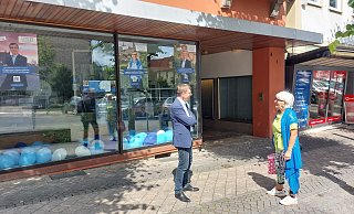 Im Gespräch mit dem Bürger, hier eine Bürgerin: Tobias Scherf vor seiner Wahlkampfzentrale an der Marktstraße in Warburg. - Dieter Scholz Im Gespräch mit dem Bürger, hier eine Bürgerin: Tobias Scherf vor seiner Wahlkampfzentrale an der Marktstraße in Warburg. - Dieter Scholz