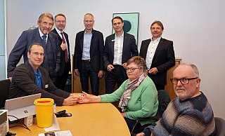 Die Schlaganfallinfotour startet wieder: Auch dieses Mal können Interessierte ihr Schlaganfallrisiko von Georg Backhausen untersuchen lassen – so wie Heike und Udo Göcke aus Nettelstedt. Paul Gauselmann, VolkerBöttcher, Frank Haberbosch, Marc Schäuble (Sparkasse Minden-Lübbecke) und Jürgen Vieker (Sparkasse Minden-Lübbecke) beobachteten das Prozedere. - Merkur Group Die Schlaganfallinfotour startet wieder: Auch dieses Mal können Interessierte ihr Schlaganfallrisiko von Georg Backhausen untersuchen lassen – so wie Heike und Udo Göcke aus Nettelstedt. Paul Gauselmann, VolkerBöttcher, Frank Haberbosch, Marc Schäuble (Sparkasse Minden-Lübbecke) und Jürgen Vieker (Sparkasse Minden-Lübbecke) beobachteten das Prozedere. - Merkur Group
