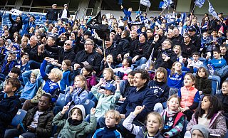 Shantallica (die Herren in schwarz) mit Grundschülern der Bültmannshofschule auf der Osttribüne der Alm. - Mike-Dennis Müller Shantallica (die Herren in schwarz) mit Grundschülern der Bültmannshofschule auf der Osttribüne der Alm. - Mike-Dennis Müller