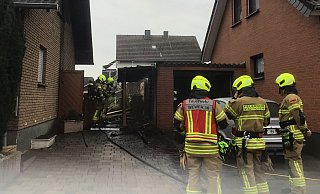 Am Samstagmorgen brannte ein Holzlager zwischen zwei Einfamilienhäusern. - Feuerwehr Paderborn Am Samstagmorgen brannte ein Holzlager zwischen zwei Einfamilienhäusern. - Feuerwehr Paderborn