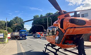 Rettungshubschrauber Christoph 13 ist mit einem Notarzt auf der Steinhagener Straße gelandet. Im Hintergrund ist der in den Unfall verwickelte Lkw zu sehen. - Jens Reichenbach Rettungshubschrauber Christoph 13 ist mit einem Notarzt auf der Steinhagener Straße gelandet. Im Hintergrund ist der in den Unfall verwickelte Lkw zu sehen. - Jens Reichenbach