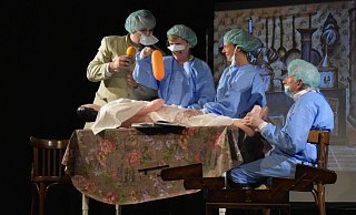 Die Schauspieler (v.l.) Marius Meschede, Ann-Britta Dohle, Andrea Rackow und Manfred Schlaffer zeigen dem Publikum in Loriots Sketch "Die Heimoperation", wie eine Blinddarm-Entfernung auf dem Küchentisch gelingt. - Julia Stratmann Die Schauspieler (v.l.) Marius Meschede, Ann-Britta Dohle, Andrea Rackow und Manfred Schlaffer zeigen dem Publikum in Loriots Sketch "Die Heimoperation", wie eine Blinddarm-Entfernung auf dem Küchentisch gelingt. - Julia Stratmann