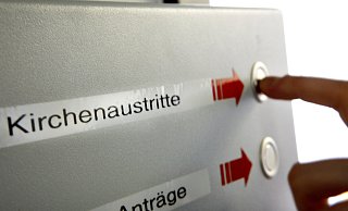 Die Sachbearbeiter für Kirchenaustritte an den Amtsgerichen hatten 2019 ordentlich zu tun. - picture alliance / Oliver Berg/d Die Sachbearbeiter für Kirchenaustritte an den Amtsgerichen hatten 2019 ordentlich zu tun. - picture alliance / Oliver Berg/d