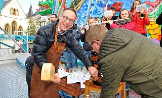 Ein Schlag genügt: Bürgermeister Theo Mettenborg (l.) lässt nach dem Fassanstich das Bier sprudeln. Markus Korfmacher von der Brauerei Hohenfelde geht ihm zur Hand. - Waltraud Leskovsek Ein Schlag genügt: Bürgermeister Theo Mettenborg (l.) lässt nach dem Fassanstich das Bier sprudeln. Markus Korfmacher von der Brauerei Hohenfelde geht ihm zur Hand. - Waltraud Leskovsek