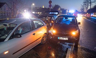 Die Autos verkeilten sich durch die Wucht des Aufpralls ineinander. Der Fahrer des VW Passat (hinten) hatte den stoppenden Verkehr nicht rechtzeitig bemerkt. - Oliver Krato Die Autos verkeilten sich durch die Wucht des Aufpralls ineinander. Der Fahrer des VW Passat (hinten) hatte den stoppenden Verkehr nicht rechtzeitig bemerkt. - Oliver Krato