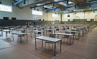 Wo sonst die Bälle fliegen: Aufgrund der Corona-Hygieneregeln finden Prüfungen derzeit auch in der großen Sporthalle statt. Und nicht nur da. - Universität Bielefeld Wo sonst die Bälle fliegen: Aufgrund der Corona-Hygieneregeln finden Prüfungen derzeit auch in der großen Sporthalle statt. Und nicht nur da. - Universität Bielefeld