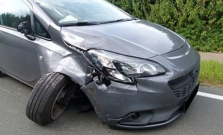 Der Opel touchierte den Biker mit der rechten Frontseite. - Polizei Minden-Lübbecke Der Opel touchierte den Biker mit der rechten Frontseite. - Polizei Minden-Lübbecke