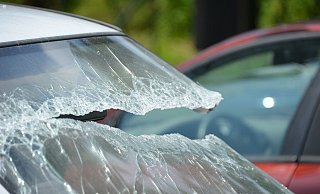 Unbekannte haben Dutzende Autos demoliert. - Symbolbild: Pixabay Unbekannte haben Dutzende Autos demoliert. - Symbolbild: Pixabay