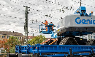 Die Oberleitungen werden geprüft. Gearbeitet wurde sowohl am Hauptbahnhof als auch in Brake und Brackwede. - © DENNIS ANGENENDT - 2019 Die Oberleitungen werden geprüft. Gearbeitet wurde sowohl am Hauptbahnhof als auch in Brake und Brackwede. - © DENNIS ANGENENDT - 2019