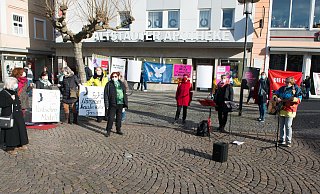 Frauen aus verschiedenen Gruppen setzen sich am Internaionalen Frauentag auf dem Alten Markt für Frauenrechte weltweit ein. - Ralf Bittner Frauen aus verschiedenen Gruppen setzen sich am Internaionalen Frauentag auf dem Alten Markt für Frauenrechte weltweit ein. - Ralf Bittner