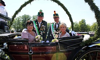 Beste Schützenfestlaune: Das Zeremonienmeisterpaar (v.l.) Rita Fockel und Jochen Franke-Bröckling sowie das Königspaar Frank Bröckling und Heidi Auster grüßen aus der Kutsche. - Julia Stratmann Beste Schützenfestlaune: Das Zeremonienmeisterpaar (v.l.) Rita Fockel und Jochen Franke-Bröckling sowie das Königspaar Frank Bröckling und Heidi Auster grüßen aus der Kutsche. - Julia Stratmann