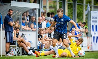 Starke Leistung im Kreis Gütersloh: Wiedenbrück-Spieler Fabio Riedl (hier im Duell mit Arminia-Verteidiger Felix Hagmann) war sich für keine Grätsche zu schade. - Sarah Jonek Starke Leistung im Kreis Gütersloh: Wiedenbrück-Spieler Fabio Riedl (hier im Duell mit Arminia-Verteidiger Felix Hagmann) war sich für keine Grätsche zu schade. - Sarah Jonek