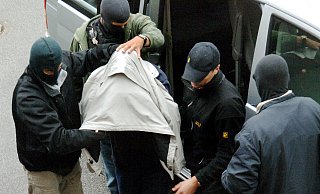 August 2005: Spezialkräfte der Polizei bringen Christian Bogner ins Landgericht Lübeck, wo er sich wegen Mordes verantworten muss. Das Urteil fiel 2006. - picture-alliance/ dpa/dpaweb August 2005: Spezialkräfte der Polizei bringen Christian Bogner ins Landgericht Lübeck, wo er sich wegen Mordes verantworten muss. Das Urteil fiel 2006. - picture-alliance/ dpa/dpaweb