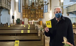96 Sitzplätze sieht das Hygienekonzept für die St.-Dionysius-Kirche vor. Jeder einzelne ist durch numerierte Kärtchen gekennzeichnet. - Cornelia Müller 96 Sitzplätze sieht das Hygienekonzept für die St.-Dionysius-Kirche vor. Jeder einzelne ist durch numerierte Kärtchen gekennzeichnet. - Cornelia Müller