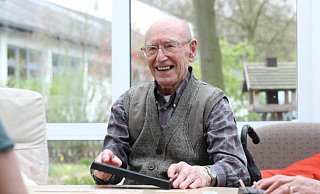 Heinrich Lieske feierte kürzlich seinen 100. Geburtstag. Sicht- und spürbare Lebensfreude und ein Lachen, das von Herzen kommt, zeichnen ihn aus. - Michael Biesewinkel/Ludwig-Steil-Hof Heinrich Lieske feierte kürzlich seinen 100. Geburtstag. Sicht- und spürbare Lebensfreude und ein Lachen, das von Herzen kommt, zeichnen ihn aus. - Michael Biesewinkel/Ludwig-Steil-Hof