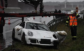 Der Porsche überschlug sich mehrmals auf der A33 bei Steinhagen. - Andreas Eickhoff Der Porsche überschlug sich mehrmals auf der A33 bei Steinhagen. - Andreas Eickhoff
