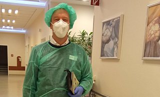 Krankenhausseelsorger Hans-Jürgen Kötemann ist für die Patienten ansprechbar und präsent, auch in Schutzkleidung. - Privat Krankenhausseelsorger Hans-Jürgen Kötemann ist für die Patienten ansprechbar und präsent, auch in Schutzkleidung. - Privat