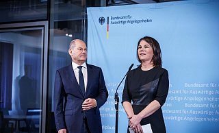 «Soll ich jetzt von Liebe sprechen? Nein»: Bundeskanzler Olaf Scholz und Annalena Baerbock. - Michael Kappeler/dpa «Soll ich jetzt von Liebe sprechen? Nein»: Bundeskanzler Olaf Scholz und Annalena Baerbock. - Michael Kappeler/dpa