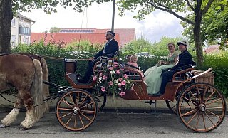 Selina Köring und Lars Leifert genießen den Festumzug in Germete in der Kutsche. - Sophia Bruch Selina Köring und Lars Leifert genießen den Festumzug in Germete in der Kutsche. - Sophia Bruch