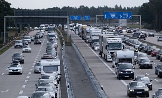 Laut dem Entwurf sollen künftig alle Einreisenden ab sechs Jahren über einen negativen Testnachweis, einen Genesenen-Nachweis oder einen Nachweis einer vollständigen Impfung verfügen müssen - egal von wo und auf welchem Weg sie kommen. - Foto: Peter Steffen/dpa Laut dem Entwurf sollen künftig alle Einreisenden ab sechs Jahren über einen negativen Testnachweis, einen Genesenen-Nachweis oder einen Nachweis einer vollständigen Impfung verfügen müssen - egal von wo und auf welchem Weg sie kommen. - Foto: Peter Steffen/dpa