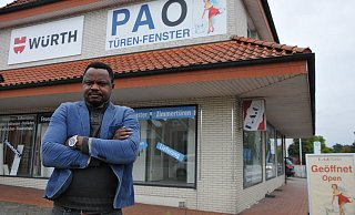Seit Anfang 2016 verkauft Prince Amin Okosun in seinem Geschäft Türen. Nun fühlt er sich von einem Kunden aus Halle so richtig betrogen. - Uwe Pollmeier Seit Anfang 2016 verkauft Prince Amin Okosun in seinem Geschäft Türen. Nun fühlt er sich von einem Kunden aus Halle so richtig betrogen. - Uwe Pollmeier