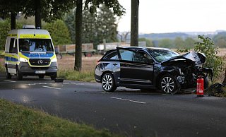 In Spenge kam es zu einem schweren Verkehrsunfall. Ein Fahrer ist von der Fahrbahn abgekommen und gegen einen Baum gefahren. - Westfalennews In Spenge kam es zu einem schweren Verkehrsunfall. Ein Fahrer ist von der Fahrbahn abgekommen und gegen einen Baum gefahren. - Westfalennews