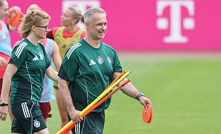 Letzte Vorbereitung auf die EM: Christian Wück und die DFB-Frauen. - Daniel Löb/dpa Letzte Vorbereitung auf die EM: Christian Wück und die DFB-Frauen. - Daniel Löb/dpa