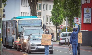 Klimaaktivisten von Extinction Rebellion blockieren jeweils für drei Minuten diverse Straßenkreuzungen in der Stadt. - jonek.fotografie.de Klimaaktivisten von Extinction Rebellion blockieren jeweils für drei Minuten diverse Straßenkreuzungen in der Stadt. - jonek.fotografie.de