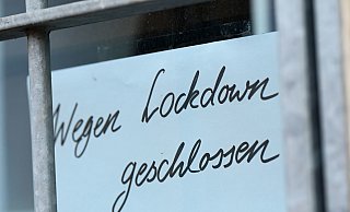 «Wegen Corona geschlossen» - das wollen viele Einzelhändler nicht mehr länger hinnehmen. - Foto: Arne Dedert/dpa «Wegen Corona geschlossen» - das wollen viele Einzelhändler nicht mehr länger hinnehmen. - Foto: Arne Dedert/dpa