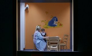 Das Foto zeigt eine Szene aus der Filmdoku "Elternschule": Essverhaltenstraining, durch eine Scheibe gesehen. - picture alliance/Zorro Film/dpa Das Foto zeigt eine Szene aus der Filmdoku "Elternschule": Essverhaltenstraining, durch eine Scheibe gesehen. - picture alliance/Zorro Film/dpa