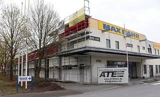 An der Fassade des ehemaligen Baumarktes "Max Bahr" wird der gelbe Streifen rot übermalt. Diese Farbe passt besser zu den Firmenlogos zweier neuer Mieter. - Marion Pokorra-Brockschmidt An der Fassade des ehemaligen Baumarktes "Max Bahr" wird der gelbe Streifen rot übermalt. Diese Farbe passt besser zu den Firmenlogos zweier neuer Mieter. - Marion Pokorra-Brockschmidt