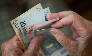 3,74 Prozent mehr Rente erhalten die Rentnerinnen und Rentner ab 1. Juli. (Symbolbild) - Marijan Murat/dpa/dpa-tmn 3,74 Prozent mehr Rente erhalten die Rentnerinnen und Rentner ab 1. Juli. (Symbolbild) - Marijan Murat/dpa/dpa-tmn