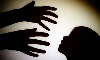 Machtlos und ausgeliefert gegenüber einer Situation oder einem Menschen: So fühlen sich Kinder und Jugendliche oftmals. Erlittene Verletzungen führen zu schweren Traumatisierungen. - dpa Machtlos und ausgeliefert gegenüber einer Situation oder einem Menschen: So fühlen sich Kinder und Jugendliche oftmals. Erlittene Verletzungen führen zu schweren Traumatisierungen. - dpa