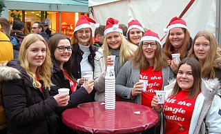 Jolina Catharina Geenen (5.v.l.) und ihr Freundeskreis aus der Schulzeit. - Michael Grundmeier Jolina Catharina Geenen (5.v.l.) und ihr Freundeskreis aus der Schulzeit. - Michael Grundmeier