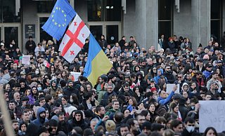 Demonstranten versammeln sich mit georgischen, ukrainischen und EU-Fahnen vor dem georgischen Parlamentsgebäude. - Zurab Tsertsvadze/AP/dpa Demonstranten versammeln sich mit georgischen, ukrainischen und EU-Fahnen vor dem georgischen Parlamentsgebäude. - Zurab Tsertsvadze/AP/dpa
