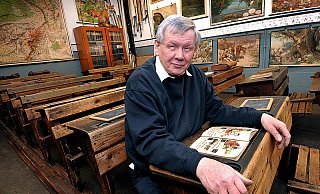 Dr. Volker Wehrmann hat die Originale des Pädagogischen Museums in der Universität Bielefeld besorgt. Sie eignen sich - jetzt ist es bewiesen - auch als Film-Requisite. - FOTO: BARBARA FRANKE Dr. Volker Wehrmann hat die Originale des Pädagogischen Museums in der Universität Bielefeld besorgt. Sie eignen sich - jetzt ist es bewiesen - auch als Film-Requisite. - FOTO: BARBARA FRANKE