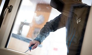 Bei einem Einbruchsversuch blieb eine geflohene Strafgefangene im Fenster stecken. - Symbolbild: Pixabay Bei einem Einbruchsversuch blieb eine geflohene Strafgefangene im Fenster stecken. - Symbolbild: Pixabay