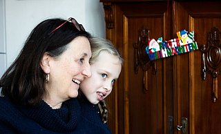 Die 6-jährige Yeva aus der Ukraine schaut in Berlin über die Schulter ihrer Gastgeberin Rosemarie. - Christoph Soeder/dpa Die 6-jährige Yeva aus der Ukraine schaut in Berlin über die Schulter ihrer Gastgeberin Rosemarie. - Christoph Soeder/dpa