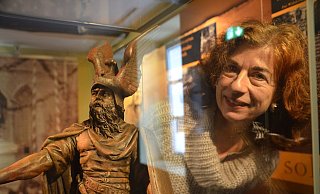 Regine Krull schaut sich eine Statue des Sachsenherzogs im Widukind-Museum an. Auch diese Einrichtung ist zurzeit für Besucher geschlossen. - Mareike Patock Regine Krull schaut sich eine Statue des Sachsenherzogs im Widukind-Museum an. Auch diese Einrichtung ist zurzeit für Besucher geschlossen. - Mareike Patock