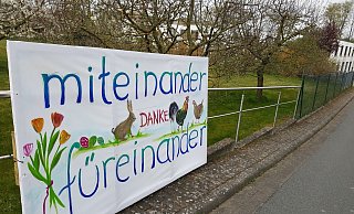 Ein Banner an der Zufahrt zum Franz-Jordan-Haus spiegelt plakativ derzeitige Gedanken. - Dieter Scholz Ein Banner an der Zufahrt zum Franz-Jordan-Haus spiegelt plakativ derzeitige Gedanken. - Dieter Scholz