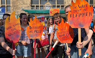 Eine Spontan-Demo der Fridays-for-future-Aktivisten startete in Bielefeld um fünf nach 12 Uhr. - Stefan Becker Eine Spontan-Demo der Fridays-for-future-Aktivisten startete in Bielefeld um fünf nach 12 Uhr. - Stefan Becker
