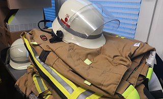 Zur besonderen Schutzkleidung der Einsatzkräfte zählen Jacke und Hose, Helm und Sicherheitsstiefel. - Dieter Scholz Zur besonderen Schutzkleidung der Einsatzkräfte zählen Jacke und Hose, Helm und Sicherheitsstiefel. - Dieter Scholz