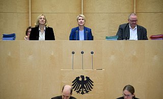 Die amtierende Bundesratspräsidentin, Mecklenburg-Vorpommerns Regierungschefin Manuela Schwesig (oben M), eröffnet die 1038. Plenarsitzung des Deutschen Bundesrats. - Bernd von Jutrczenka/dpa Die amtierende Bundesratspräsidentin, Mecklenburg-Vorpommerns Regierungschefin Manuela Schwesig (oben M), eröffnet die 1038. Plenarsitzung des Deutschen Bundesrats. - Bernd von Jutrczenka/dpa