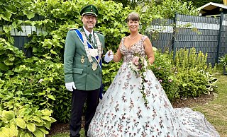Das strahlende Königspaar Markus und Astrid Lagers begeisterte beim Festumzug am Sonntagnachmittag. - Carola Drabon Das strahlende Königspaar Markus und Astrid Lagers begeisterte beim Festumzug am Sonntagnachmittag. - Carola Drabon