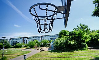 Dieser Basketballkorb lässt die Anwohner des Dürkopp-Tor-6-Quartiers nachts nicht zur Ruhe kommen. Dort wird auch schon mal nachts um 1.30 Uhr gespielt. Der Platz drumherum ist Treffpunkt der Poser-Szene. - Barbara Franke Dieser Basketballkorb lässt die Anwohner des Dürkopp-Tor-6-Quartiers nachts nicht zur Ruhe kommen. Dort wird auch schon mal nachts um 1.30 Uhr gespielt. Der Platz drumherum ist Treffpunkt der Poser-Szene. - Barbara Franke